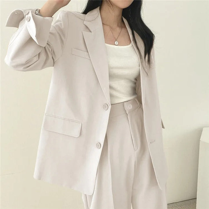 Eleganter Blazer und gerade geschnittene Hose für Damen