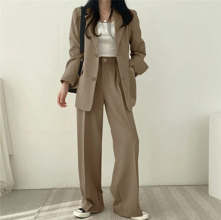 Eleganter Blazer und gerade geschnittene Hose für Damen