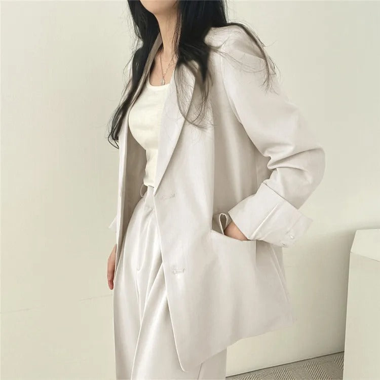 Eleganter Blazer und gerade geschnittene Hose für Damen