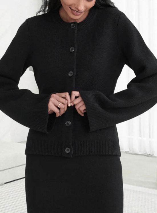 Eine Damen-Strickjacke mit Knöpfen und Tasche