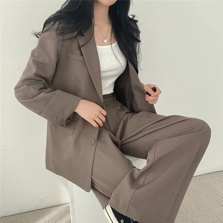 Eleganter Blazer und gerade geschnittene Hose für Damen