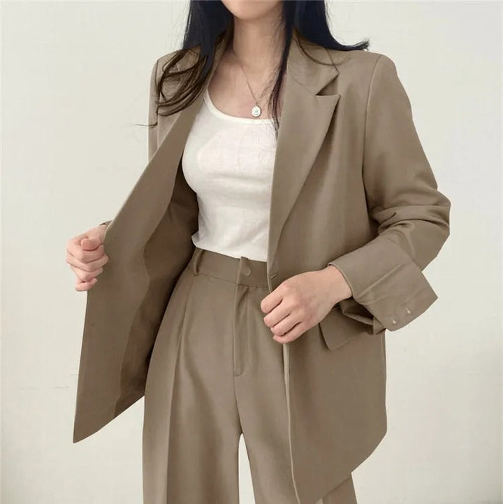 Eleganter Blazer und gerade geschnittene Hose für Damen