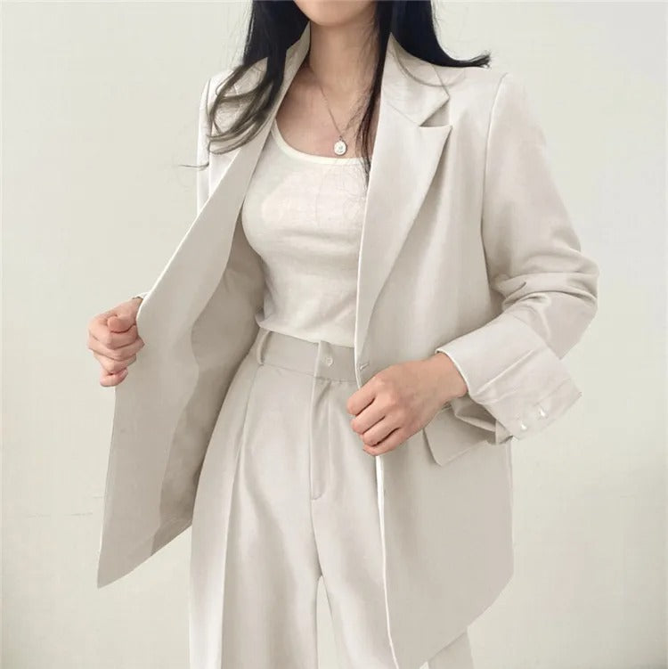 Eleganter Blazer und gerade geschnittene Hose für Damen