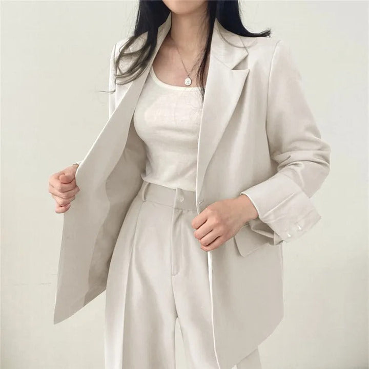 Eleganter Blazer und gerade geschnittene Hose für Damen