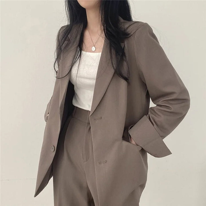 Eleganter Blazer und gerade geschnittene Hose für Damen