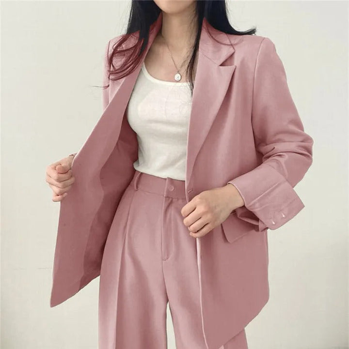 Eleganter Blazer und gerade geschnittene Hose für Damen