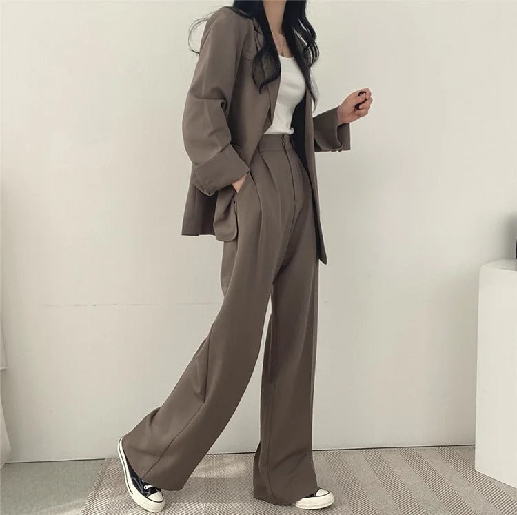 Eleganter Blazer und gerade geschnittene Hose für Damen