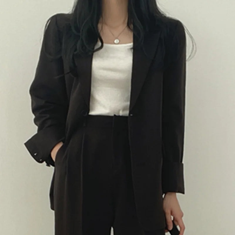 Eleganter Blazer und gerade geschnittene Hose für Damen