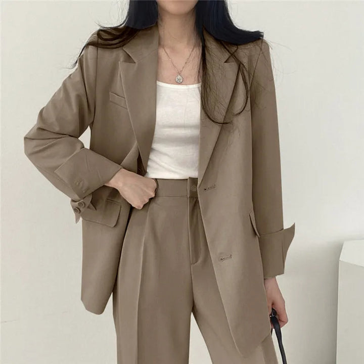 Eleganter Blazer und gerade geschnittene Hose für Damen