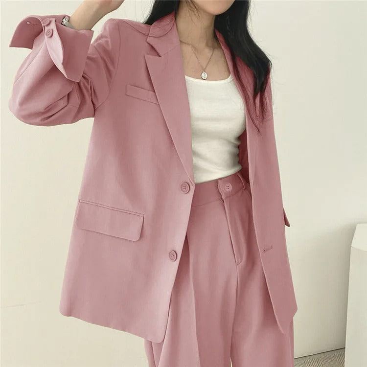 Eleganter Blazer und gerade geschnittene Hose für Damen