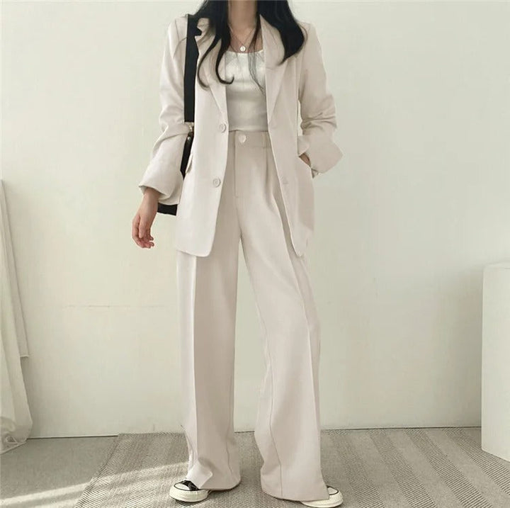 Eleganter Blazer und gerade geschnittene Hose für Damen